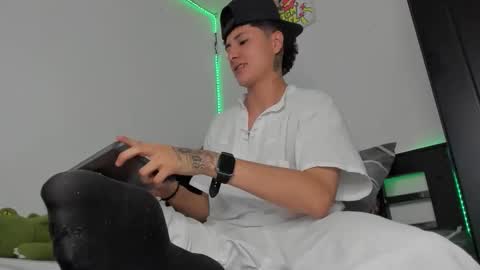 Snapshot of mateo_escobar chatting on November 22, 2:10 am mateo_escobar online show from November 22, 2:10 am