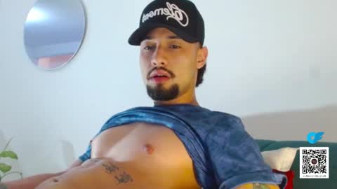 STRURIBE ON INSTAGRAM online show from December 14, 3:06 pm