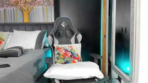 Snapshot of mathias_dawson chatting on December 13, 11:10 pm Mathias Dawson online show from December 13, 11:10 pm