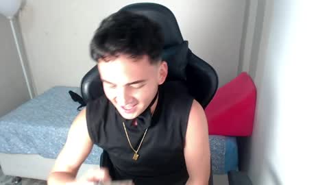 Snapshot of mathiass_twinkk_ chatting on April 4, 4:11 am MATHIAS online show from April 4, 4:11 am