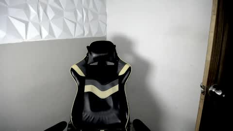 Snapshot of mathiass_twinkk_ chatting on April 15, 5:14 am MATHIAS online show from April 15, 5:14 am