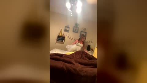 Snapshot of mathislauraashley2023 chatting on April 2, 10:29 pm mathislauraashley2023 online show from April 2, 10:29 pm