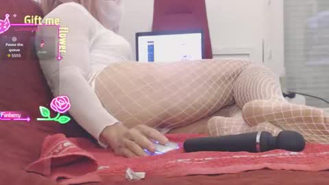 LooLa online show from December 5, 8:05 pm