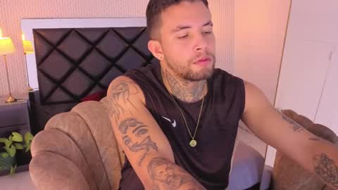 Snapshot of matthew_lennox_ chatting on March 30, 9:05 pm Matthew online show from March 30, 9:05 pm