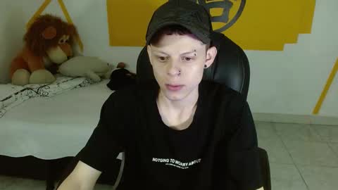 Snapshot of matthewboy_ chatting on January 18, 5:20 am MatthewBoy online show from January 18, 5:20 am