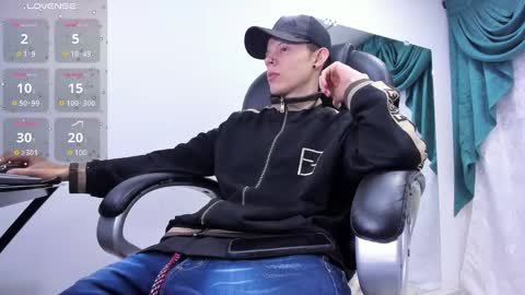 Snapshot of matthewboy_ chatting on January 23, 5:35 am MatthewBoy online show from January 23, 5:35 am