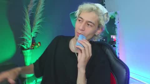 mattias     online show from October 10, 4:11 am