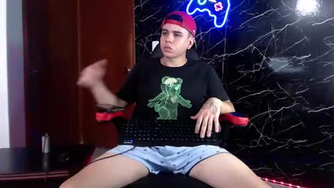 Snapshot of maty_hard chatting on December 7, 10:17 pm Matias online show from December 7, 10:17 pm