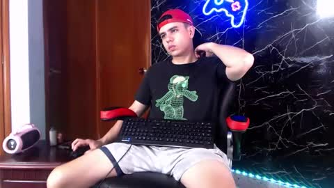 Snapshot of maty_hard chatting on December 10, 7:22 pm Matias online show from December 10, 7:22 pm