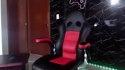 Snapshot of maty_hard chatting on February 3, 1:19 pm Matias online show from February 3, 1:19 pm