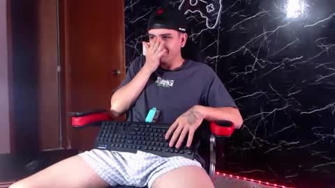 Snapshot of maty_hard chatting on February 5, 9:46 am Matias online show from February 5, 9:46 am