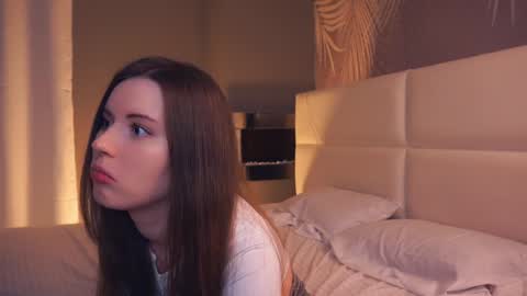 Snapshot of maudhaskell chatting on January 19, 1:43 am Lily online show from January 19, 1:43 am