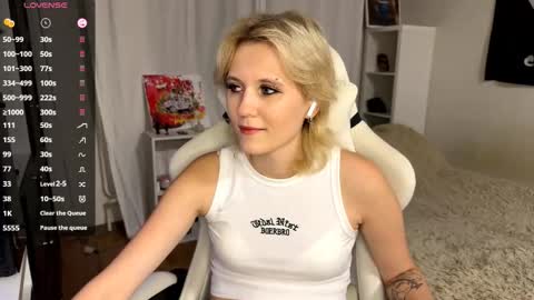 Mia online show from September 15, 4:18 pm