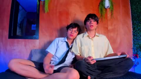 Max online show from March 28, 3:22 pm