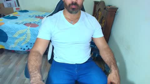 Snapshot of max_love25 chatting on February 4, 12:38 am max_love25 online show from February 4, 12:38 am