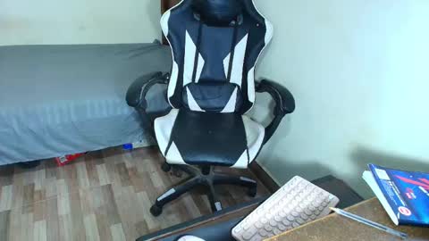 Snapshot of max_love25 chatting on February 22, 7:01 pm max_love25 online show from February 22, 7:01 pm