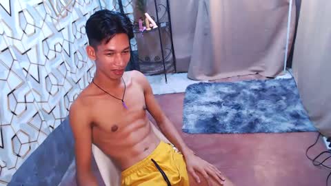 Snapshot of maxiebunny99 chatting on February 7, 2:26 pm Reyn online show from February 7, 2:26 pm