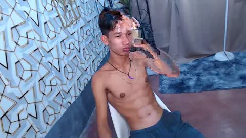 Snapshot of maxiebunny99 chatting on February 11, 12:58 pm Reyn online show from February 11, 12:58 pm