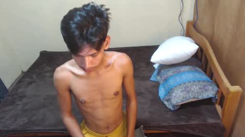 Snapshot of maxiebunny99 chatting on March 5, 8:54 am Reyn online show from March 5, 8:54 am