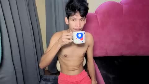 Snapshot of maxiebunny99 chatting on November 16, 10:59 pm Reyn online show from November 16, 10:59 pm