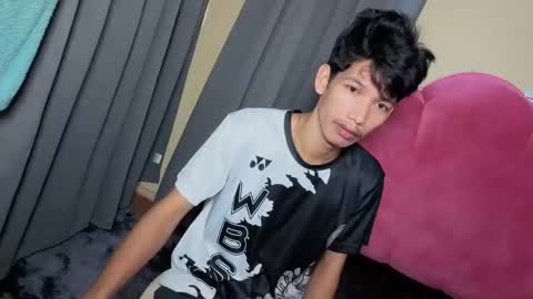 Snapshot of maxiebunny99 chatting on November 17, 10:26 pm Reyn online show from November 17, 10:26 pm