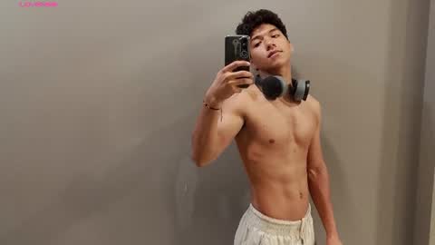 Snapshot of maximiliano_kh4lil chatting on July 14, 12:33 pm Maximiliano online show from July 14, 12:33 pm