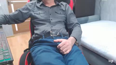 Snapshot of maximus3334 chatting on March 30, 10:27 am maximus3334 online show from March 30, 10:27 am