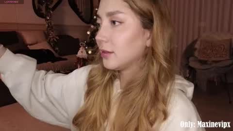 Maxine online show from December 19, 1:12 am