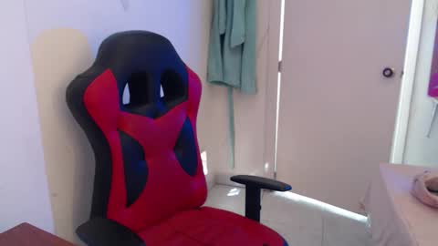 Snapshot of maxinesex_ chatting on February 28, 1:45 pm maxinesex_ online show from February 28, 1:45 pm