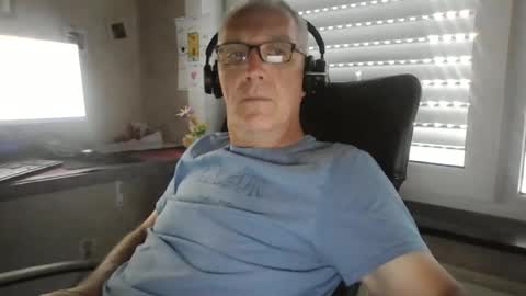 Snapshot of maxou569 chatting on June 29, 9:37 am maxou569 online show from June 29, 9:37 am