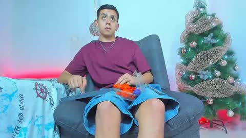 Snapshot of maxowens_oficial chatting on December 15, 11:31 pm MAX online show from December 15, 11:31 pm