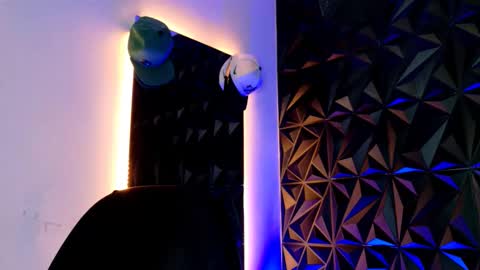 MAX online show from October 22, 7:35 pm