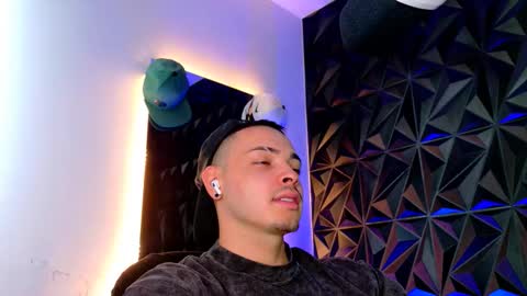 MAX online show from October 28, 3:04 pm