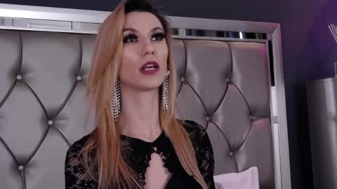 Snapshot of mayahales chatting on April 3, 10:57 am Maya online show from April 3, 10:57 am