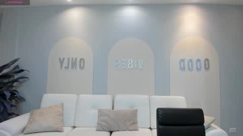 M A Y A    H O F F M A N online show from February 24, 11:08 am