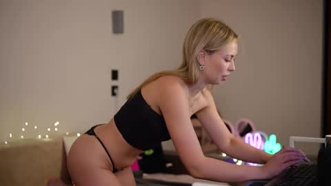 Snapshot of mayarayy chatting on November 2, 4:26 am M A Y A online show from November 2, 4:26 am