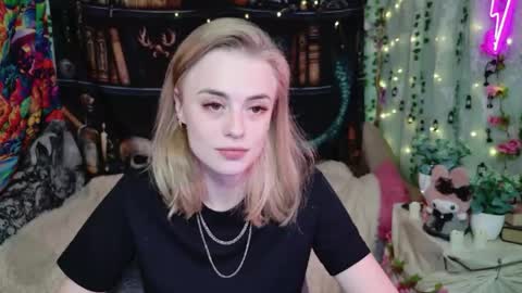 Snapshot of maybe_yours333 chatting on June 7, 11:58 am maybe_yours333 online show from June 7, 11:58 am