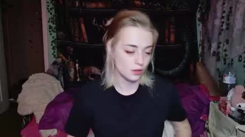 Snapshot of maybe_yours333 chatting on July 29, 12:58 pm maybe_yours333 online show from July 29, 12:58 pm