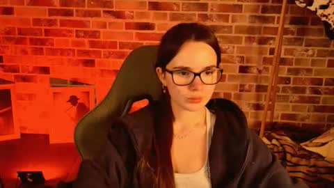 maybloom_ online show from March 1, 10:06 am