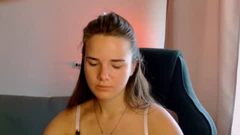 Snapshot of maybloom_ chatting on July 10, 7:34 am maybloom_ online show from July 10, 7:34 am