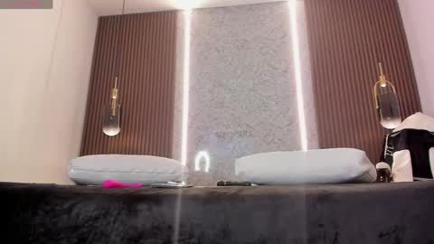 Maye Wells online show from April 8, 7:47 pm