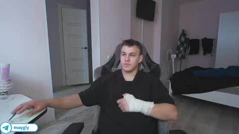 Snapshot of maygly chatting on June 18, 9:58 am Slava and Alextatto online show from June 18, 9:58 am