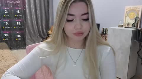 Snapshot of maymallorie chatting on February 27, 11:48 pm may online show from February 27, 11:48 pm