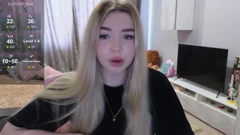 Snapshot of maymallorie chatting on March 9, 7:01 am may online show from March 9, 7:01 am
