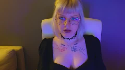 Snapshot of me1roze chatting on May 10, 10:59 pm Roze online show from May 10, 10:59 pm