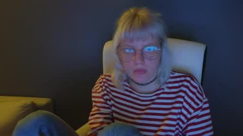 Snapshot of me1roze chatting on May 15, 11:23 pm Roze online show from May 15, 11:23 pm