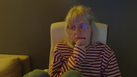 Snapshot of me1roze chatting on May 15, 11:56 pm Roze online show from May 15, 11:56 pm