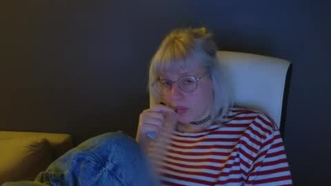 Snapshot of me1roze chatting on May 16, 12:29 am Roze online show from May 16, 12:29 am