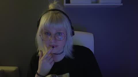 Snapshot of me1roze chatting on May 22, 1:46 am Roze online show from May 22, 1:46 am