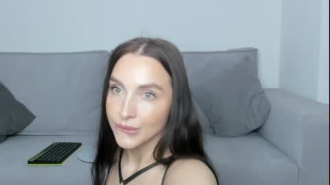 Snapshot of me_lina_ chatting on April 12, 1:38 pm Alice online show from April 12, 1:38 pm